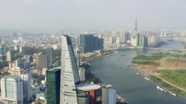 HOCHIMINH, VİETNAM - Nisan 2020: Hochiminh 'te gökdelenler ve Saigon nehri ile şehir merkezinin hava manzarası.