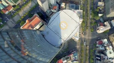 HOCHIMINH, VİETNAM - Nisan 2020: Hochiminh 'teki Bitexco iş merkezinin helikopter pistinin hava manzarası.