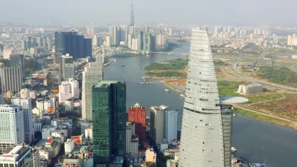 HOCHIMINH, VIETNAM - APRIL, 2020: Uitzicht vanuit de lucht op het Bitexco businesscentrum en andere gebouwen in het centrum. — Stockvideo