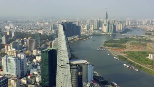 HOCHIMINH, VIETNAM - AVRIL 2020 : Vue panoramique aérienne du centre d'affaires Bitexco et d'autres bâtiments du centre-ville . — Video