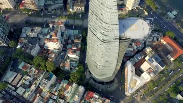 HOCHIMINH, VIETNAM - Duben, 2020: Letecký panoramatický pohled na obchodní centrum Bitexco v Hochiminhu. — Stock video