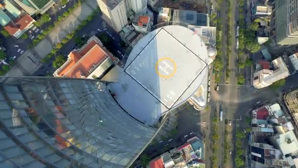 HOCHIMINH, VIETNAM - APRILE, 2020: Veduta panoramica aerea dell'eliporto del business center Bitexco a Hochiminh . — Video Stock