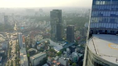 HOCHIMINH, VİETNAM - Nisan 2020: Hochiminh 'teki Bitexco iş merkezinin helikopter pistinin hava manzarası.
