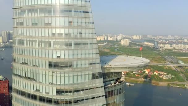 HOCHIMINH, VIETNAM - ABRIL, 2020: Vista aérea del helipuerto del centro de negocios Bitexco en Hochiminh . — Vídeo de stock