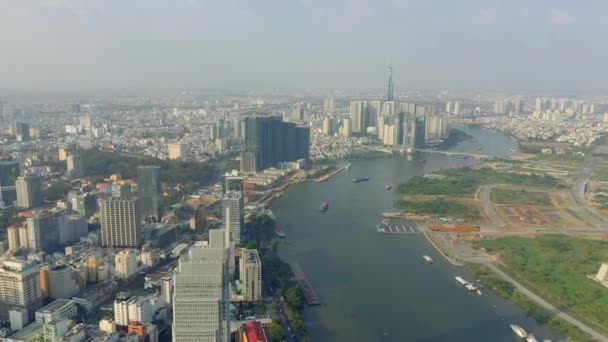 HOCHIMINH, VİETNAM - Nisan 2020: Hochiminh 'te gökdelenler ve Saigon nehri ile şehir merkezinin hava manzarası. — Stok video