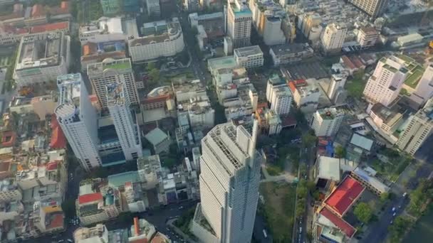HOCHIMINH, VIETNAM - duben 2020: Letecký pohled na moderní budovy v centru Hochiminhu. — Stock video