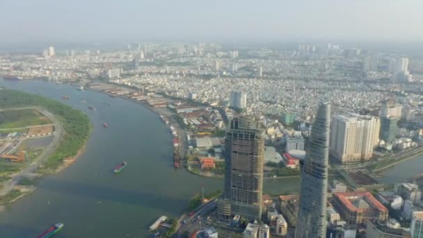 HOCHIMINH, VIETNAM - ABRIL, 2020: Vista aérea do drone da torre financeira Bitexco na área central de Hochiminh . — Vídeo de Stock