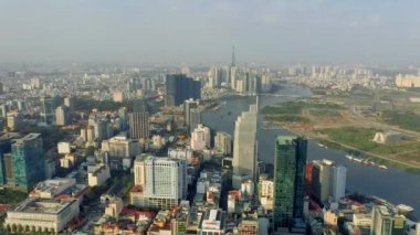 HOCHIMINH, VİETNAM - Nisan 2020: Hochiminh 'te gökdelenler ve Saigon nehri ile şehir merkezinin hava manzarası.