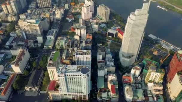 HOCHIMINH, VİETNAM - Nisan 2020: Hochiminh şehir merkezindeki modern binaların insansız hava aracı görüntüsü. — Stok video