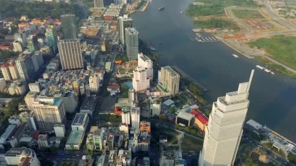 HOCHIMINH, VİETNAM - Nisan 2020: Hochiminh 'te gökdelenler ve Saigon nehri ile şehir merkezinin hava manzarası. — Stok video