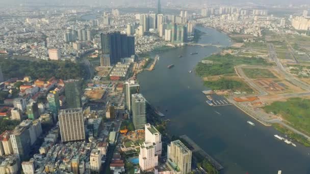 HOCHIMINH, VIETNAM - APRIL, 2020: Flygfoto över centrum med skyskrapor och floden Saigon i Hochiminh. — Stockvideo