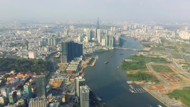 HOCHIMINH, VİETNAM - Nisan 2020: Hochiminh 'te gökdelenler ve Saigon nehri ile şehir merkezinin hava manzarası. — Stok video