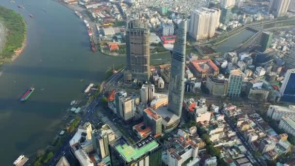 HOCHIMINH, VIETNAM - APRIL, 2020: Luchtpanorama van het Bitexco bedrijvencentrum en stadsgezicht van Hochiminh. — Stockvideo