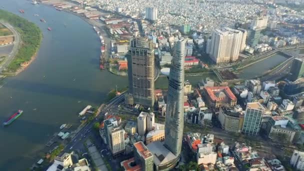 HOCHIMINH, VİETNAM - Nisan 2020: Hochiminh şehir merkezindeki modern binaların ve şehir manzarasının insansız hava aracı görüntüsü. — Stok video
