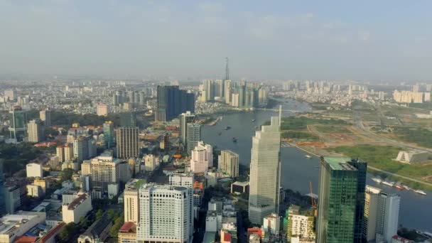 HOCHIMINH, VIETNAM - APRIL, 2020: Flygfoto över centrum med skyskrapor och floden Saigon i Hochiminh. — Stockvideo