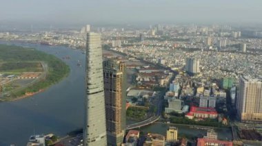 HOCHIMINH, VİETNAM - Nisan 2020: Hochiminh şehir merkezindeki modern binaların ve şehir manzarasının insansız hava aracı görüntüsü.