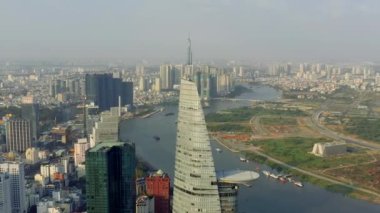 HOCHIMINH, VİETNAM - Nisan 2020: Hochiminh 'te gökdelenler ve Saigon nehri ile şehir merkezinin hava manzarası.