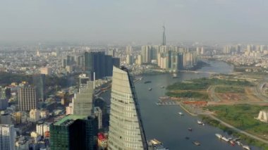 HOCHIMINH, VİETNAM - Nisan 2020: Hochiminh 'te gökdelenler ve Saigon nehri ile şehir merkezinin hava manzarası.