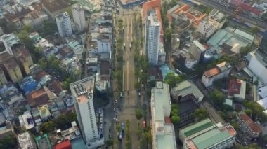 HOCHIMINH, VİETNAM - Nisan 2020: Hochiminh şehir merkezindeki çok şeritli yolun hava manzarası.