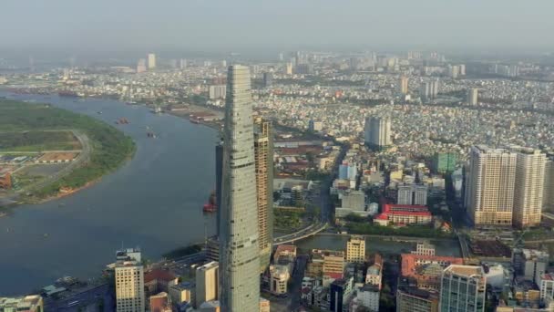 HOCHIMINH, VİETNAM - Nisan 2020: Hochiminh şehir merkezindeki modern binaların ve şehir manzarasının insansız hava aracı görüntüsü. — Stok video