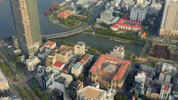 HOCHIMINH, VIETNAM - Április, 2020: Légi panoráma az épület állami bank belvárosában Hochiminh. — Stock videók