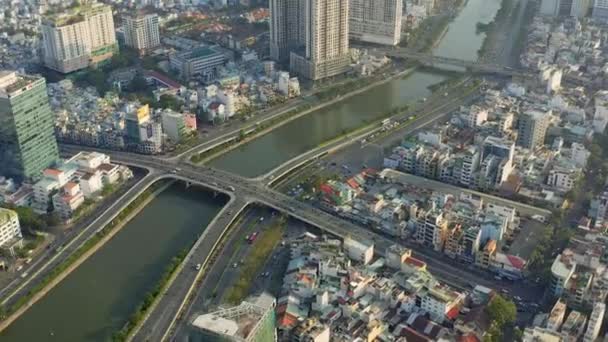 HOCHIMINH, VIETNAM - ABRIL, 2020: Vista panorámica aérea de Hochiminh desde la plataforma de observación de la torre Bitexco . — Vídeo de stock