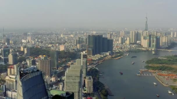 HOCHIMINH, VIETNAM - APRIL, 2020: Uitzicht vanuit de lucht op het centrum met wolkenkrabbers en de rivier de Saigon in Hochiminh. — Stockvideo