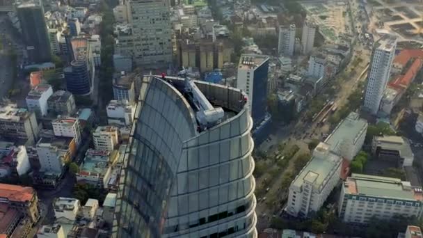 HOCHIMINH, VIETNAM - APRILE, 2020: Veduta panoramica aerea del tetto del business center Bitexco a Hochiminh . — Video Stock