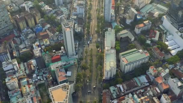 HOCHIMINH, VIETNAM - DUBEN, 2020: Letecký výhled na víceproudovou silnici v centru města Hochiminh. — Stock video