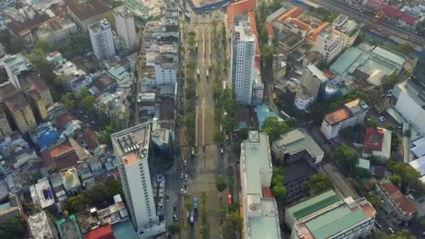 HOCHIMINH, VIETNAM - APRIL, 2020: Flygfoto över den flerfiliga vägen i centrala Hochiminh. — Stockvideo