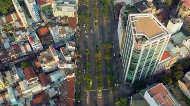 HOCHIMINH, VİETNAM - Nisan 2020: Hochiminh şehir merkezindeki çok şeritli yolun hava manzarası.