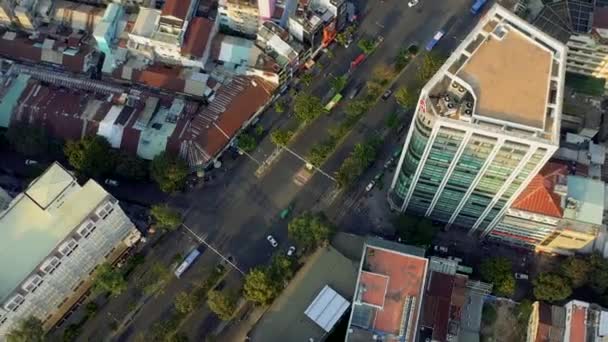 HOCHIMINH, VIETNAM - DUBEN, 2020: Letecký výhled na víceproudovou silnici v centru města Hochiminh. — Stock video