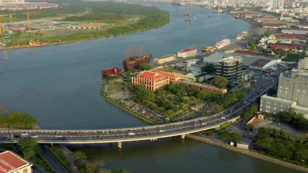 HOCHIMINH, VIETNAM - Április, 2020: Légi panoráma kilátás nyílik a közúti híd át Saigon folyó belvárosában Hochiminh. — Stock videók