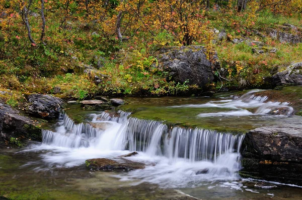 Paysage fluvial avec cascade en automne, flatruet, Suède — Photo