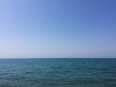 Basit gökyüzü ve denizin mavi hrizontal panorama
