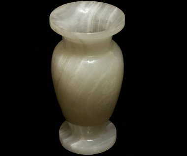 Siyah zemin üzerine beyaz bakışta mermer vazo