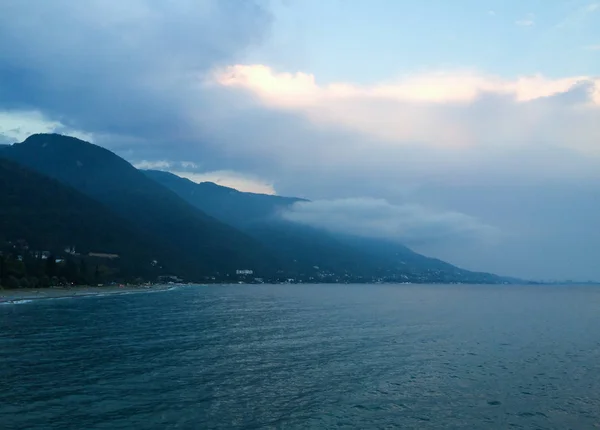 Гори і море хмарно bay в Абхазії — стокове фото
