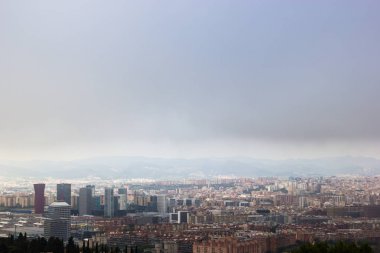 Barcelona bulutlu şehir Montjuic Tepesi'nden görüntüleyin