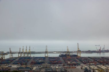 Bulutlu Barcelona endüstriyel bağlantı Montjuic tepe noktasından görüntüleyin.