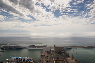 Bulutlu Barcelona endüstriyel bağlantı Montjuic tepe noktasından görüntüleyin.