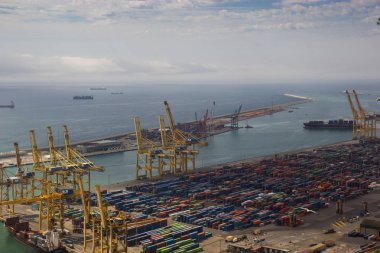 Bulutlu Barcelona endüstriyel bağlantı Montjuic tepe noktasından görüntüleyin.