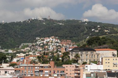 Barcelona Tibidabo tepe üzerinde desenle evler