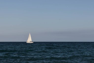 Denizde tek başına beyaz yat
