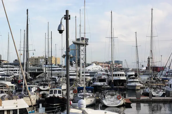 Una Gran Cantidad Barcos Puerto Barcelona Con Hotel Fondo —  Fotos de Stock