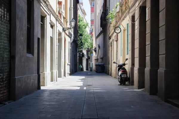 Típica calle estrecha de Barcelona — Foto de Stock