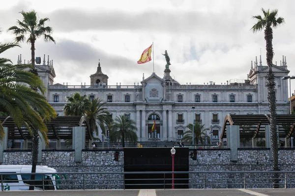 Edificio de cuarteles militares de Barcelona con bandera y palmeras — Foto de Stock