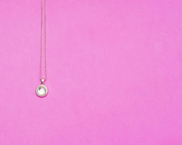 ピンク色の背景に分離した銀のネックレス — ストック写真