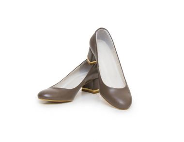 Beyaz arka plan üzerinde izole zarif kadın ayakkabı