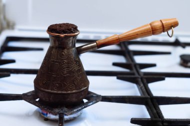 Gaz ocağındaki bir Türk 'te öğütülmüş kahve kaynıyor.