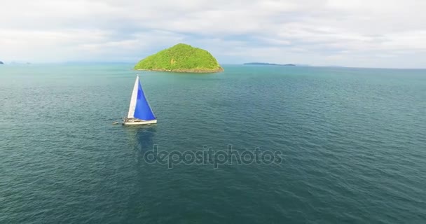Вітрильна яхта їде до моря, застрелена з висоти — стокове відео